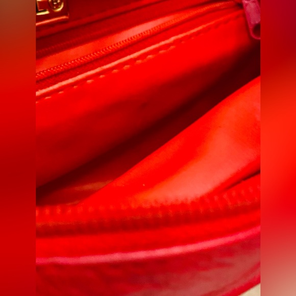 Vintage Chic Red Quilted CameraBag - Picture 8 of 9